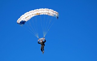 华体会|戈登突发腿筋拉伤无奈退场，湖人逆转掘金夺关键胜利